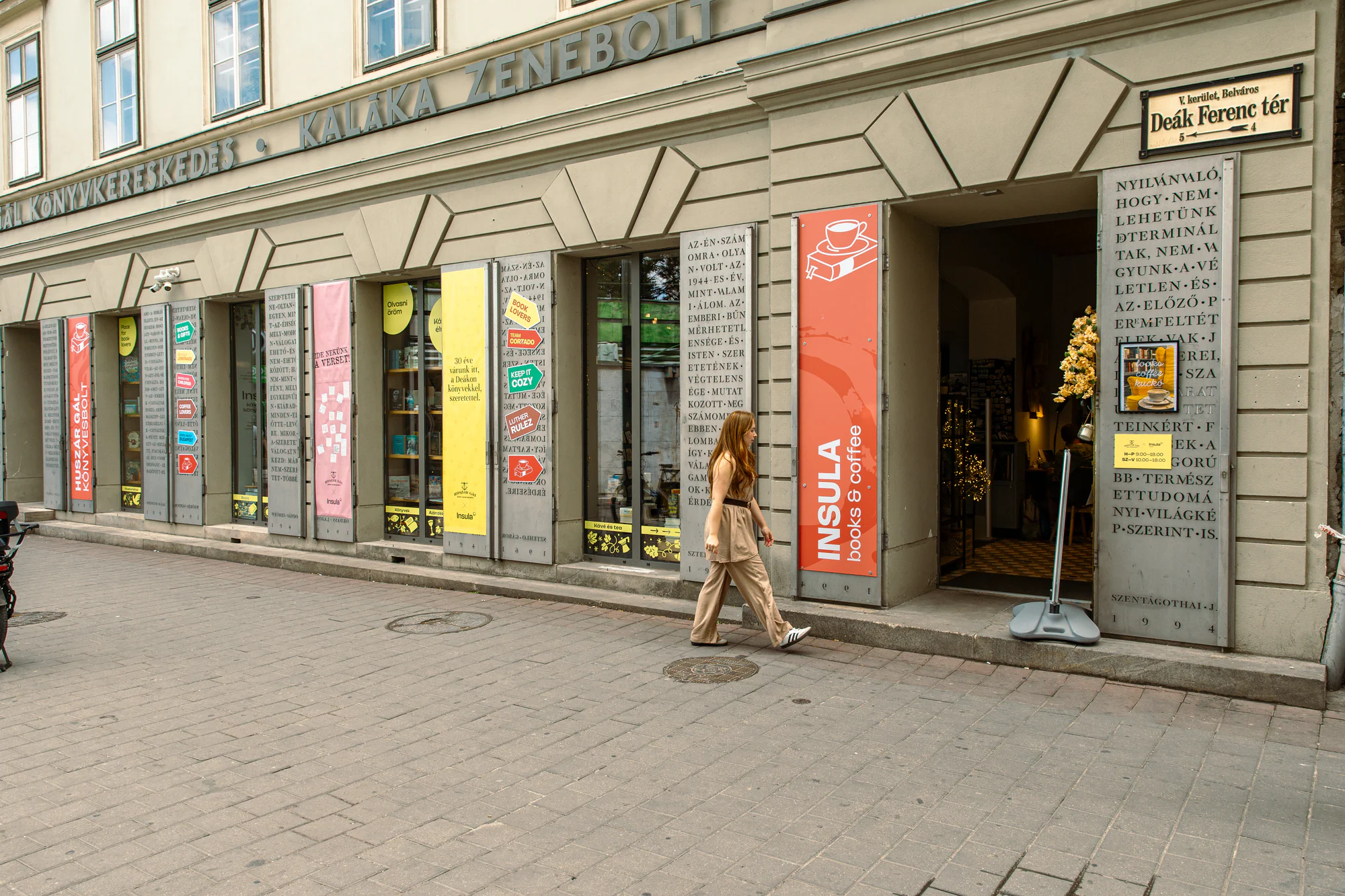 Az Insula books & coffee utcafrontja a Deák Ferenc téren
